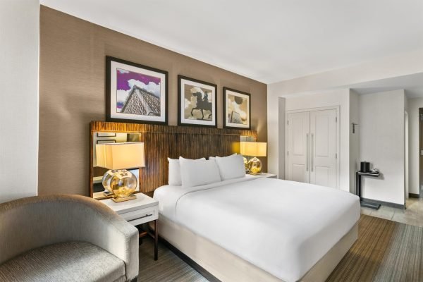 baltimore convention center hotel with a king bed